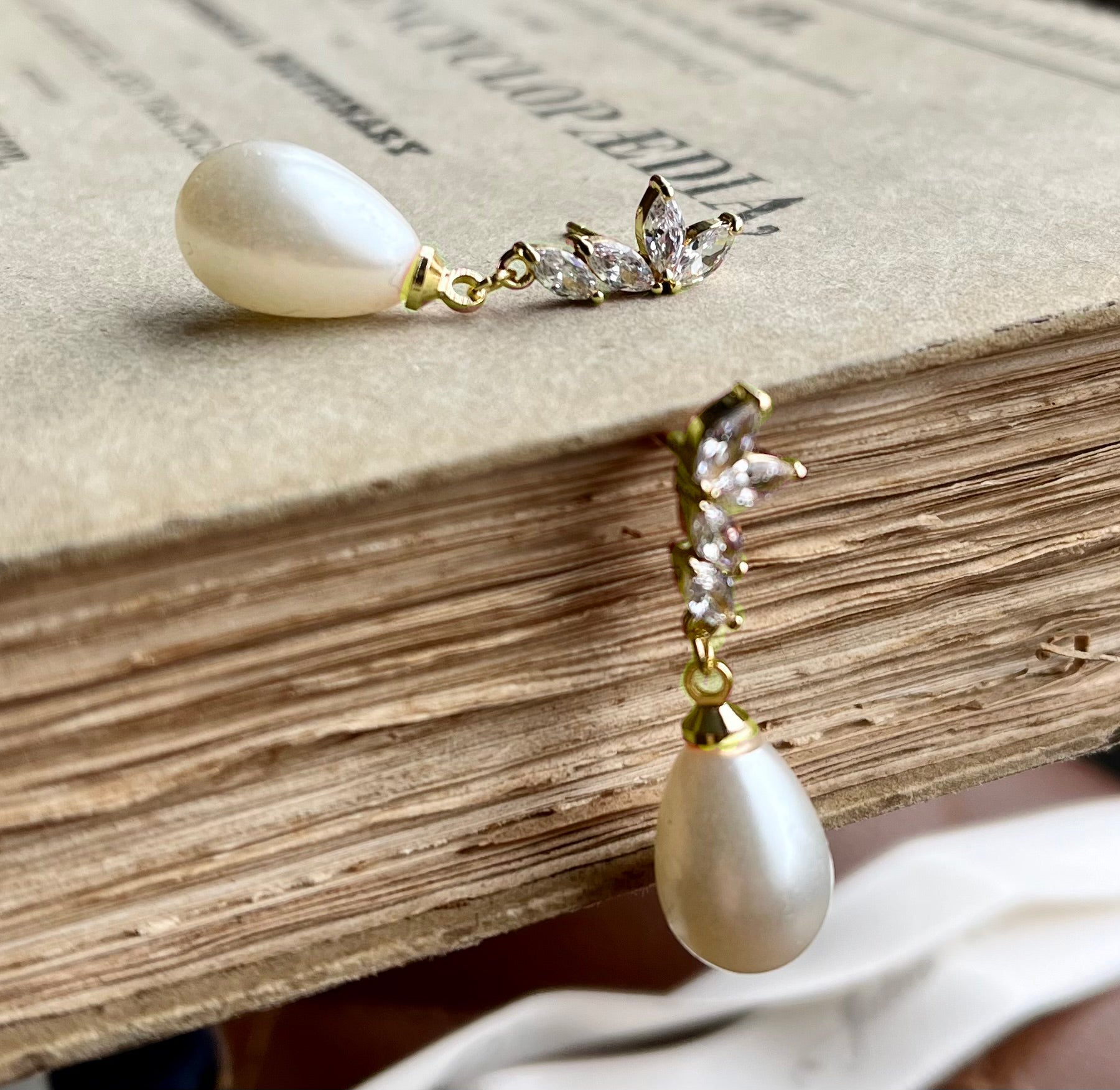Shelly, Teardrop Pearl Gold Earrings
