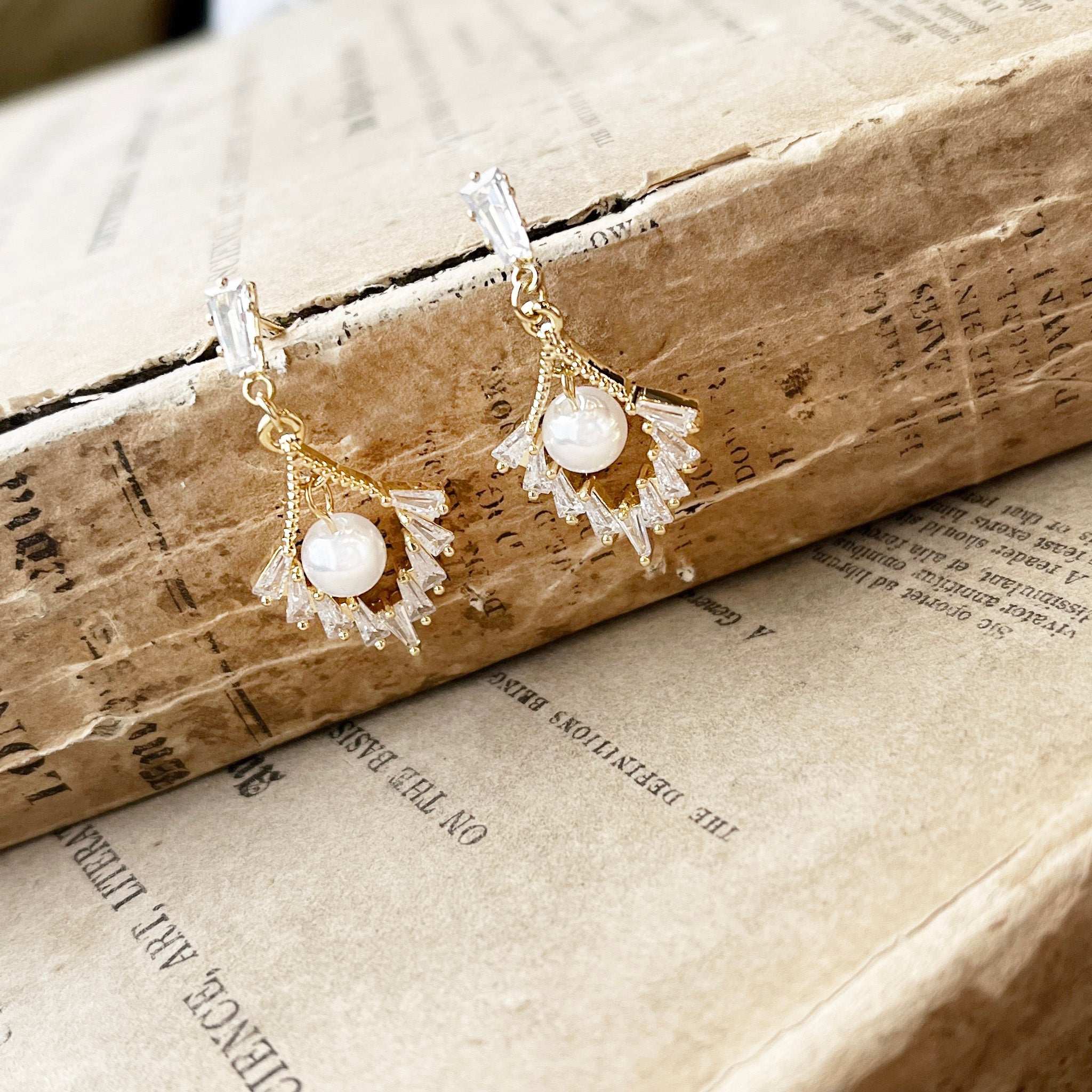 Elora, Earrings in Gold