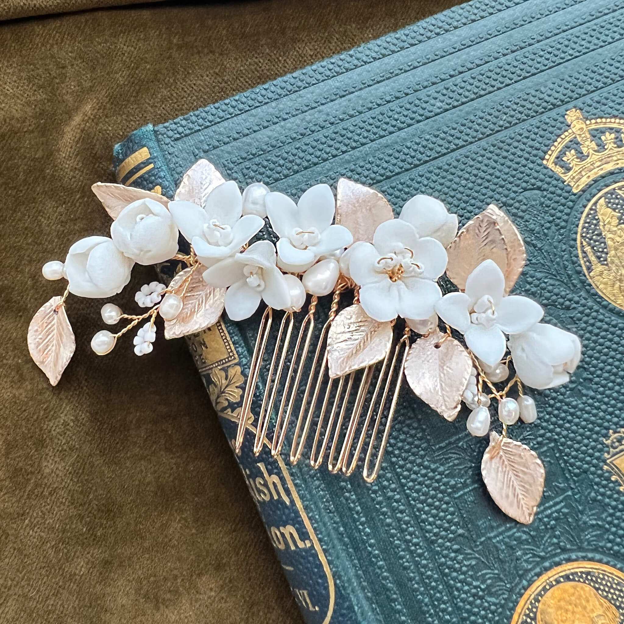 Jules Bridal - Gardenia, White Ceramic Floral Hair Comb with Pearls in Pink