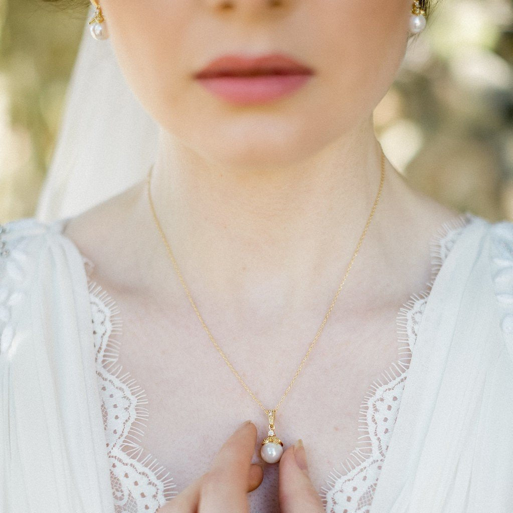 Jules-Bridal-Ariel-Gold-Pearl-Drop-Earrings-Necklace-Set