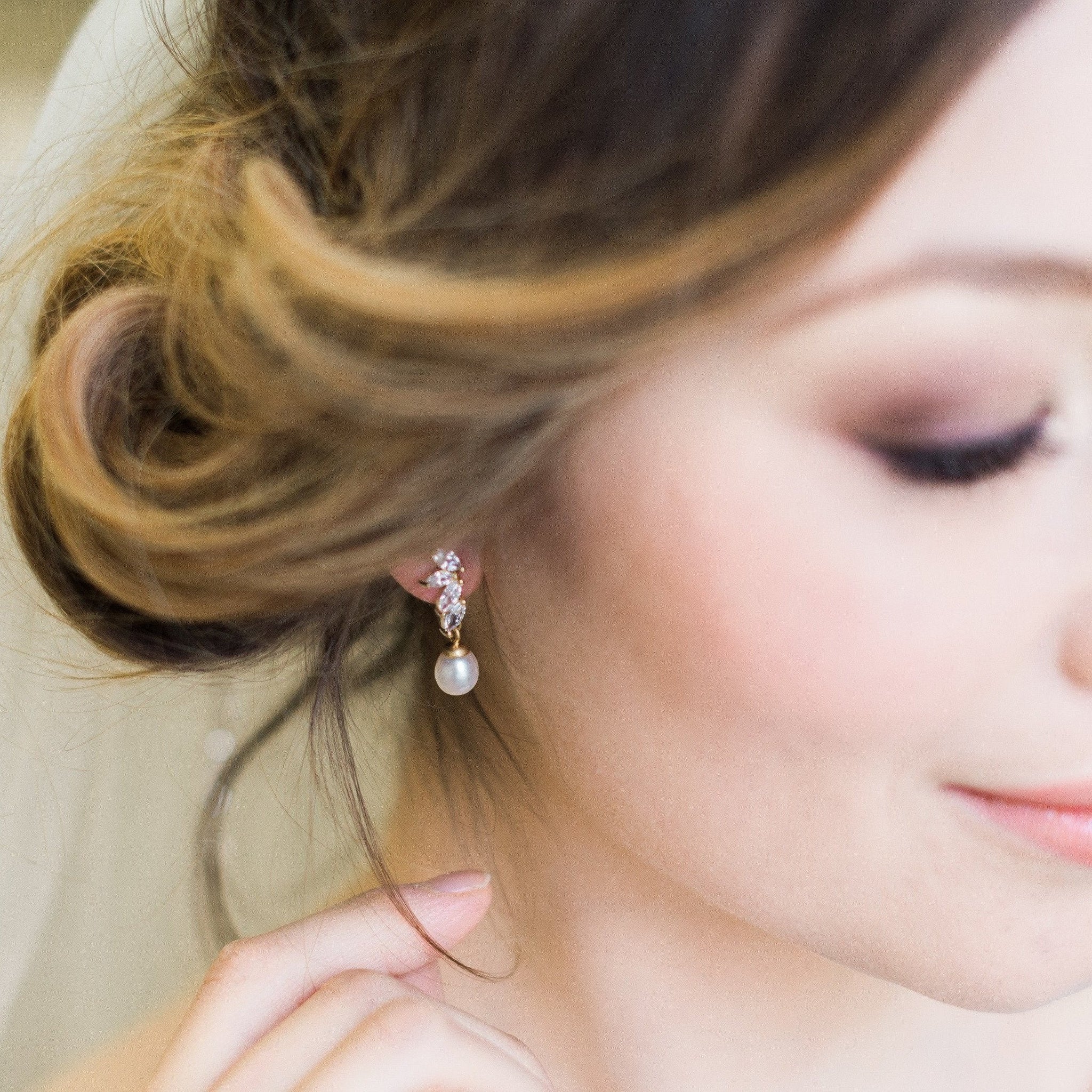 Jules Bridal - Shelly, Teardrop Pearl Gold Earrings